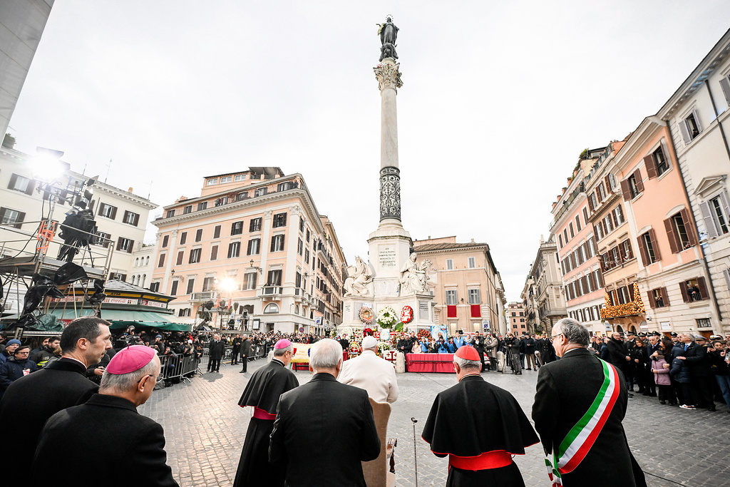 Papst Franziskus besucht zum Fest Mariä Empfängnis am 8. Dezember 2023 die mit Blumen geschmückte Mariensäule in Rom. (Foto: KNA)
