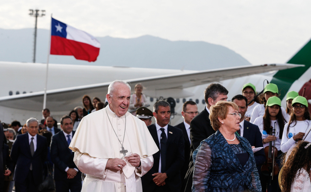 Papst Franziskus wird auf dem Flughafen der chilenischen Hauptstadt Santiago von Staatspräsidentin Michelle Bachelet empfangen. (Foto: KNA)