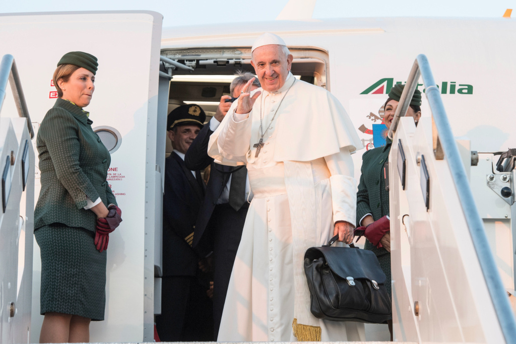 Papst Franziskus ist viel mit dem Flugzeug unterwegs. (Symbolfoto: KNA)