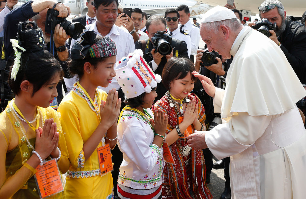Papst Franziskus begrüßt bei seiner Ankunft in Rangun Kinder.      Foto: KNA