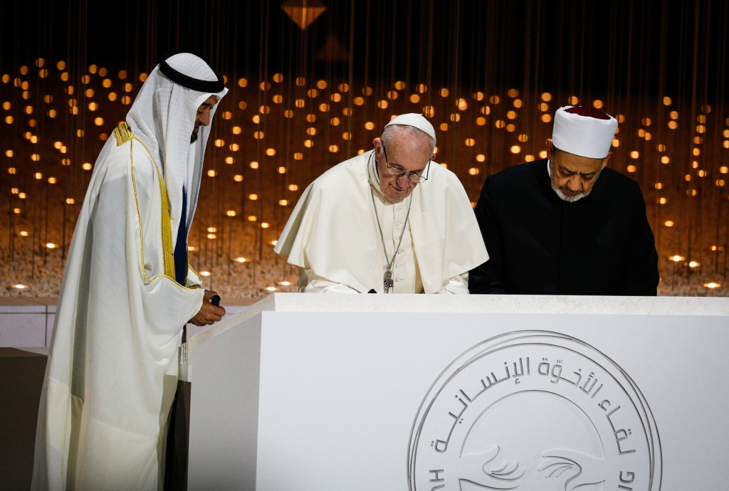 Papst Franziskus unterzeichnete in Abu Dhabi mit Großimam Ahmad Mohammad al-Tayyeb (rechts) die gemeinsame Erklärung für Frieden und Geschwisterlichkeit. Daneben steht Kronprinz Mohammed bin Zayed Al Nahyan. (Foto: KNA)