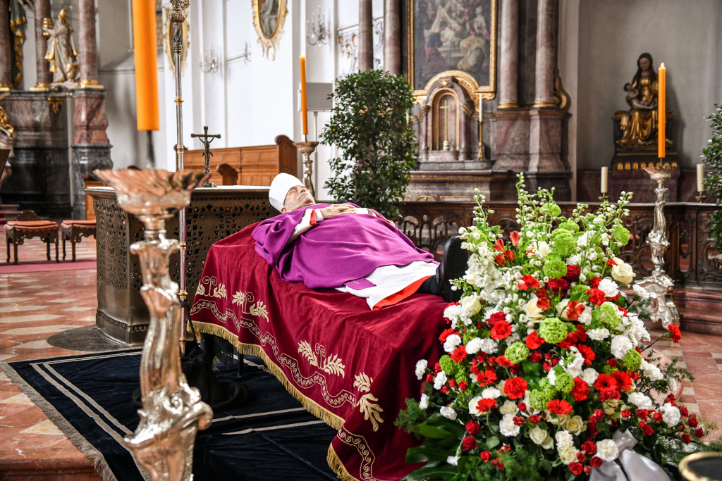 Kardinal Karl Lehmann, früherer Bischof von Mainz, ist in der Kirche des Mainzer Priesterseminars, der Augustinerkirche, aufgebahrt. (Foto: KNA)