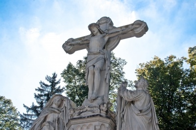 Die Kreuzigungsgruppe in Oberammergau. Die Botschaft Jesu sei unabhängig von religiöser Zugehörigkeit, meint Christian Stückl, Spielleiter der Passionsspiele. (Foto: Axel Hoffmann/pixelio)