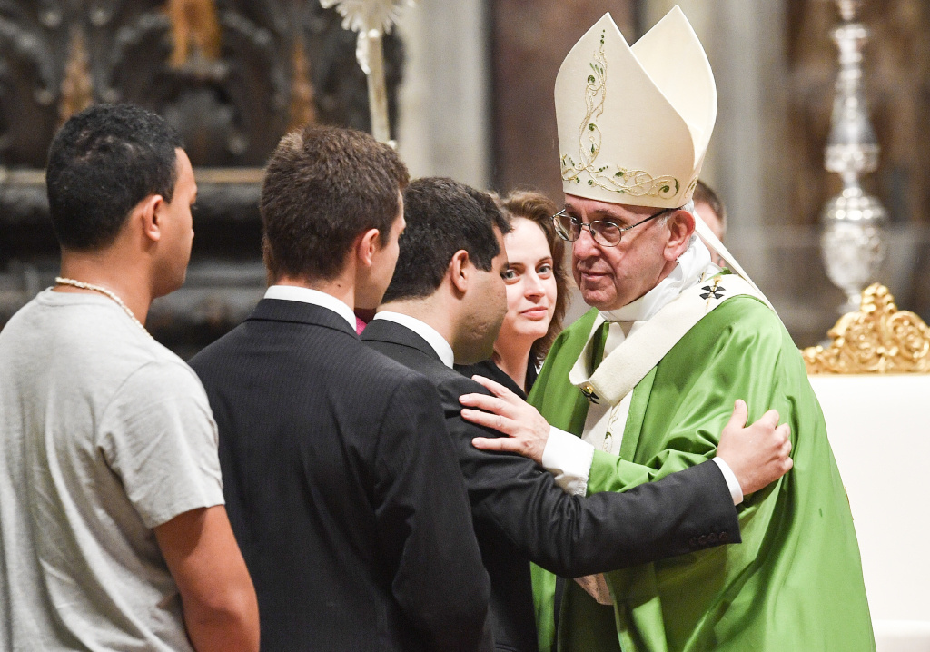 Papst Franziskus spricht während des Gottesdienstes zum Abschluss der Bischofssynode mit Jugendlichen. (Foto: KNA)