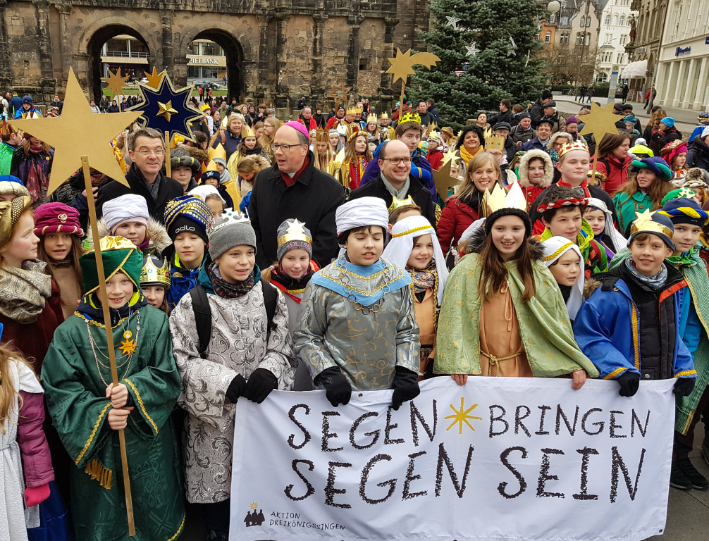 Sternsinger bei der bundesweiten Eröffnung der Aktion "Dreikönigssingen" vor der Porta Nigra in Trier . (Foto: KNA)