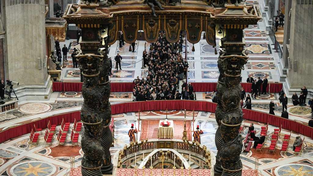 Blick von oben auf eine lange Schlange von Menschen, die dicht gedrängt warten, um Abschied zu nehmen vom emeritierten Papst Benedikt XVI., dessen Leichnam im Petersdom aufgebahrt ist, am 2. Januar 2023 im Vatikan. (Foto: KNA)