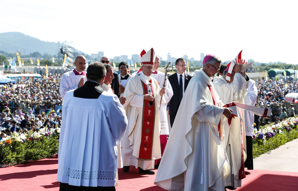 Papst Franziskus beim Einzug zum Gottesdienst auf dem Flughafen Maquehue nahe Temuco. (Foto: KNA)