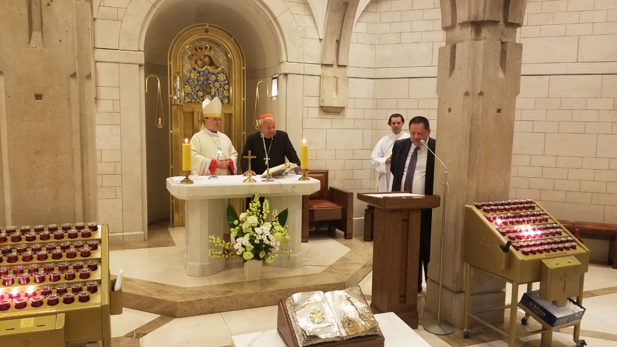 Kardinal Dziwisz begrüßt seinen Gast Bischof Bertram. Rechts vorne ist der Übersetzer zu sehen. (Foto: U. Schwab)