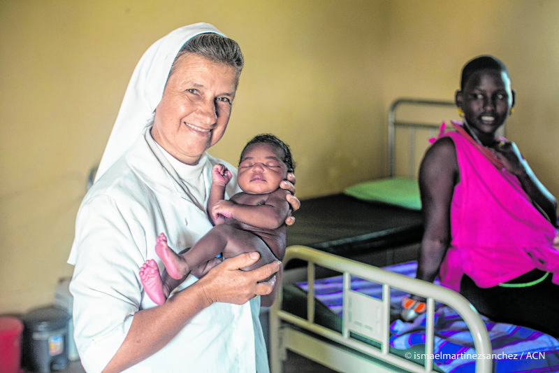 Foto: Der Nächstenliebe ein Gesicht  geben: Ordensschwester in einer  Neugeborenen-Station in Kenia.  Foto: © ismaelmartinezsanchez/ACN
