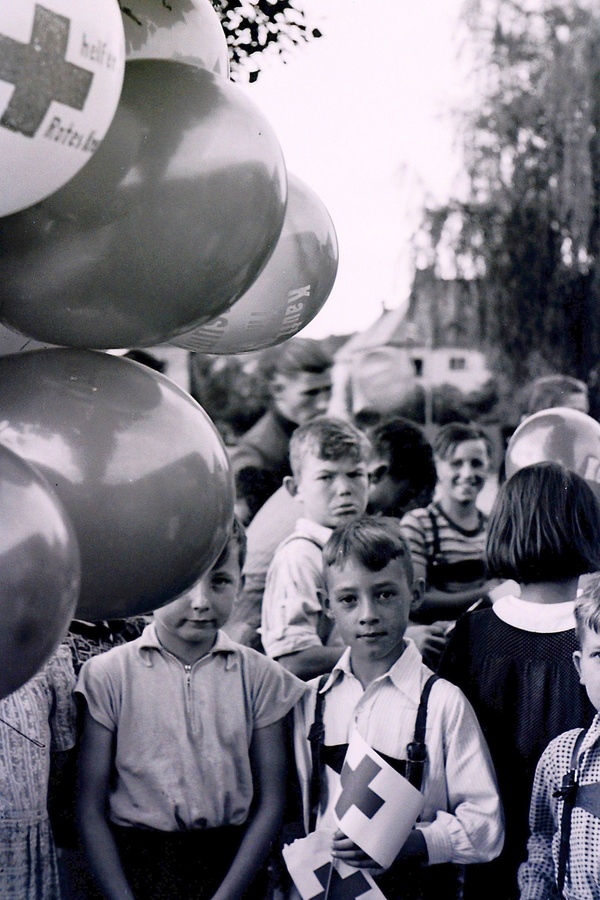 Foto (BRK Penzberg): Luftballonwettbewerb zum 30. Jubiläum des Penzberger BRK, 1951, Foto: BRK Penzberg.