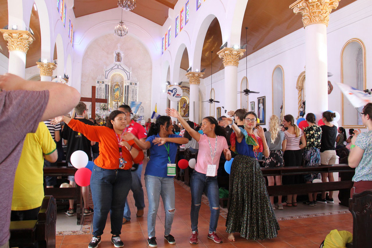 Mit Tanzen, Klatschen und Gesang wurden die Jugendlichen in der Kathedrale von Penonomé freudig empfangen. (Fotos: Zapf)